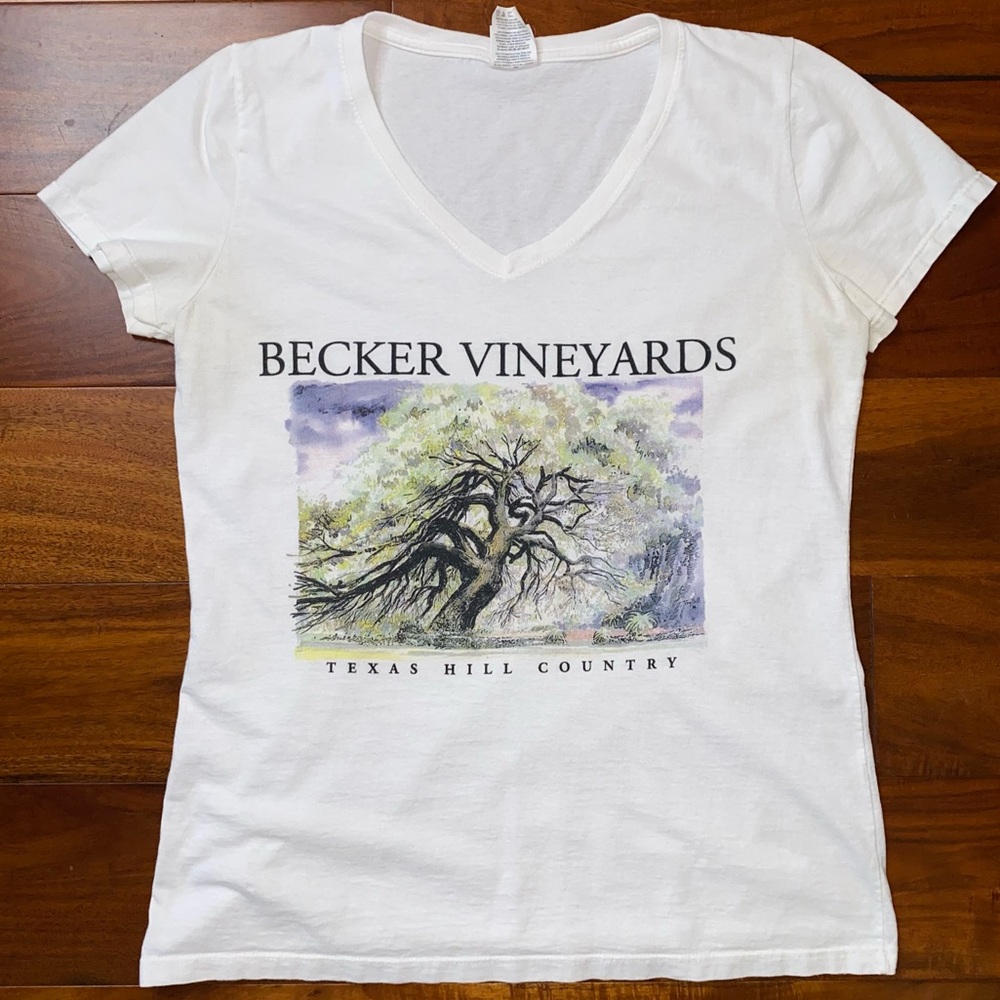 GUC Women’s Medium, Becker Vineyards White V-neck Short Sleeve Graphic T-shirt